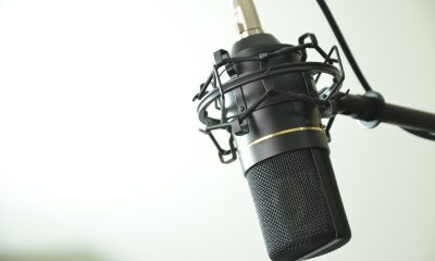 手绘风格的直播预告缩略图,画面中主持人手持麦克风讲解体育赛事数据
